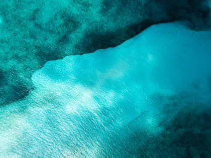 Vista cenital de los matices turquesa del mar en Cancún